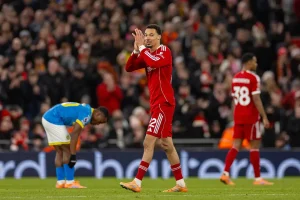 Liverpool ganha destaque com Ekitike e Wirtz após lesão de Isak
