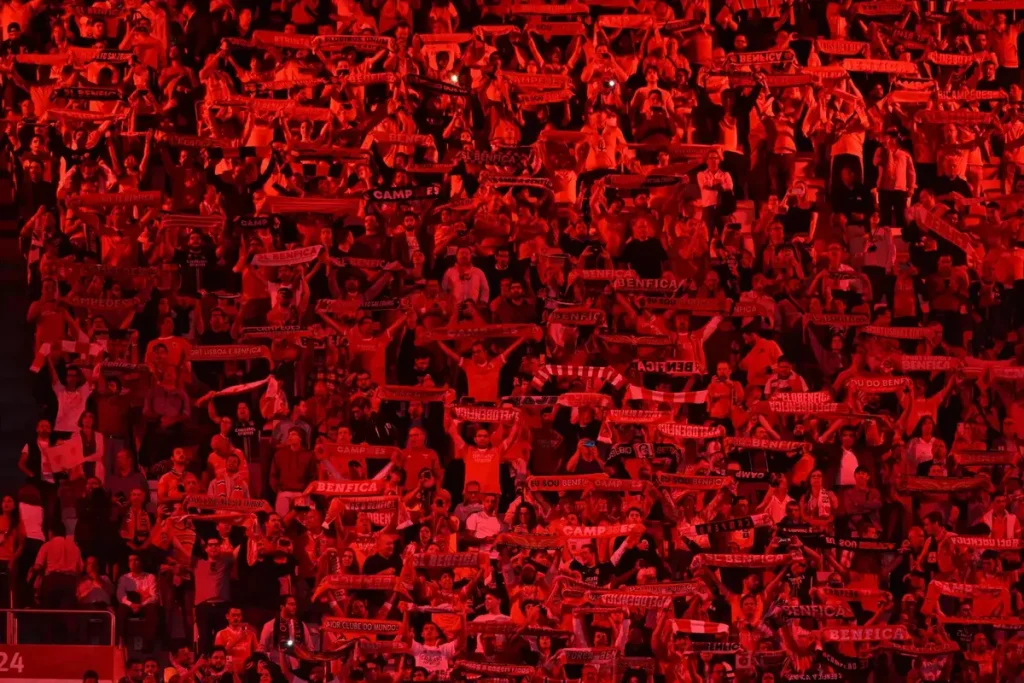 Benfica penalizado em 3.185 euros por pirotecnia no jogo com o Estoril