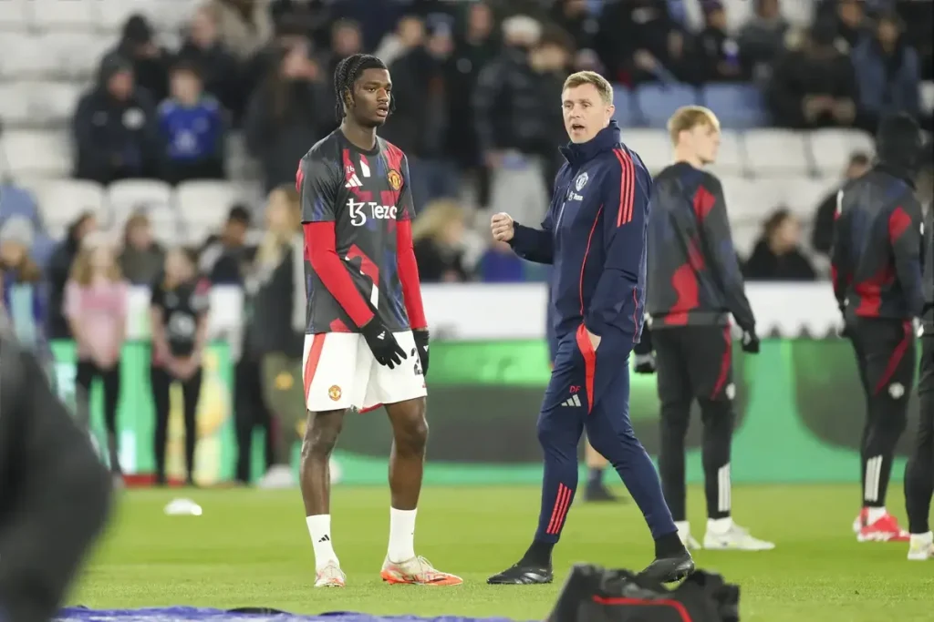 Fletcher pede bênção a Ferguson antes de assumir como treinador interino