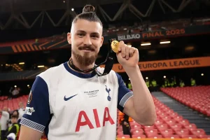 Tottenham define preço para Dragusin, alvo de Roma e Fiorentina