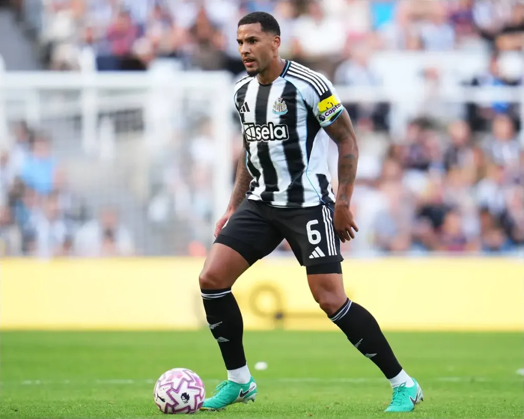 West Ham starts negotiations with Newcastle for Lascelles.