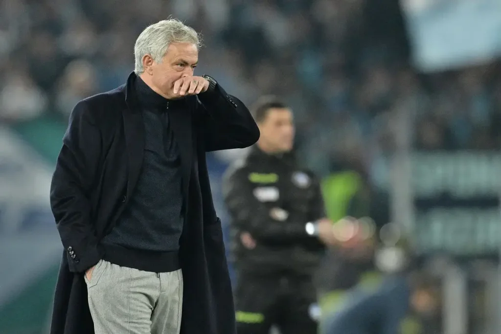 José Mourinho demands total dedication from the Benfica squad.