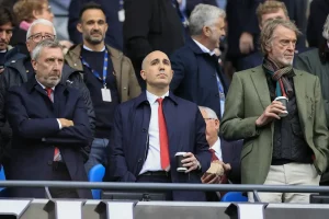 Fãs do Manchester United pedem a demissão de Wilcox após a derrota com o Brighton