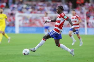 Sporting avança para a contratação de Faye com Granada em negociações