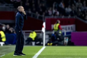 Frank elogia nomeação de Heitinga como um grande nome do futebol