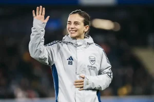 Arsenal renova contrato com a treinadora Renee Slegers por mais três anos