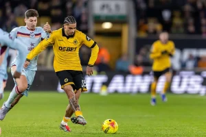Sheffield United garante defesa do Wolves com contratação de Hoever