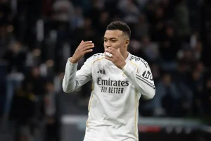 Joan Laporta critica Kylian Mbappé por gesto ‘desrespeitoso’ na supertaça