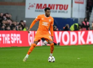 Dujon Sterling, defesa dos Rangers, detido por crimes de trânsito após vitória sobre o Celtic