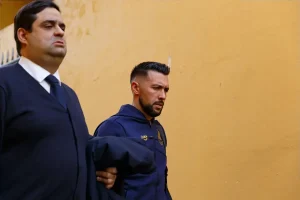 Francesco Farioli celebra renovação com o FC Porto e expressa felicidade