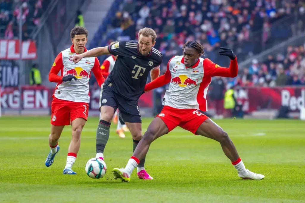 Bayern Munich begins negotiations with striker to thwart Manchester United’s plans.