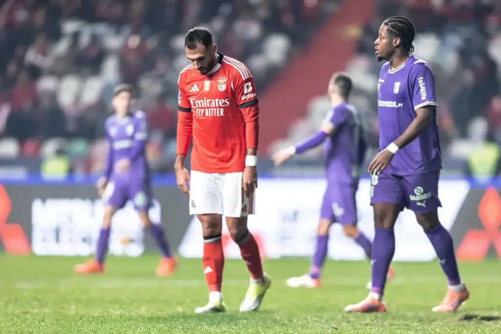 Mourinho desafia jogadores a não dormir antes do duelo no dragão