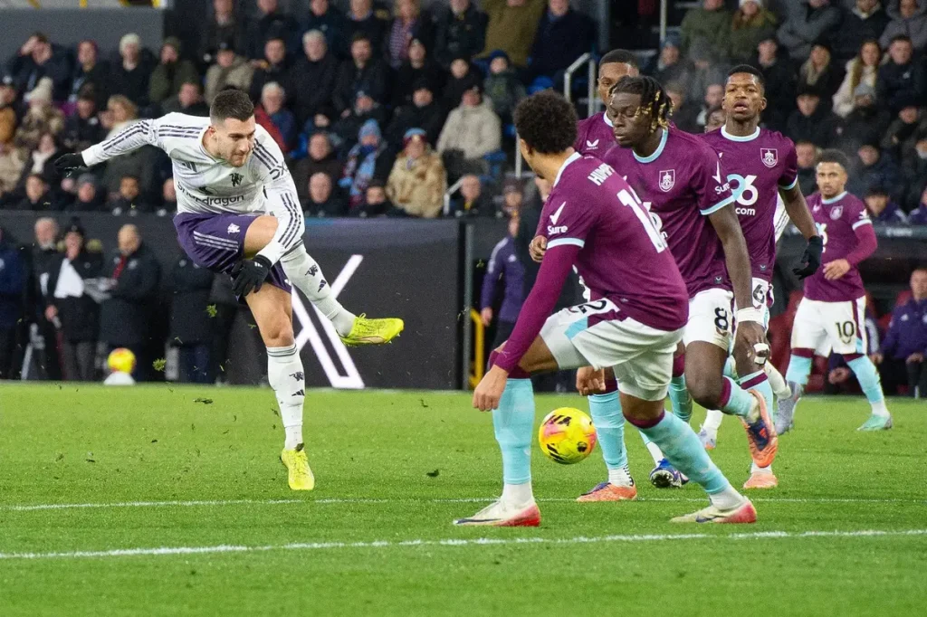 Burnley surpreende Manchester United em jogo emocionante da Premier League