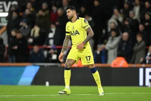 Cristian Romero critica a direção do Tottenham após mais uma derrota