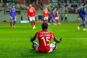 Benfica aims to surpass history in the classic match and soar higher.