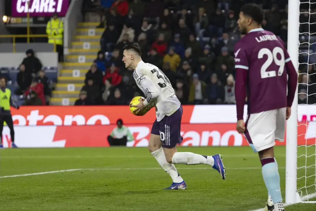 Benjamin Sesko brilha com dois golos, mas Manchester United falha top quatro