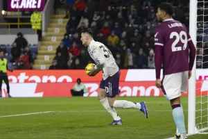 Benjamin Sesko brilha com dois golos, mas Manchester United falha top quatro