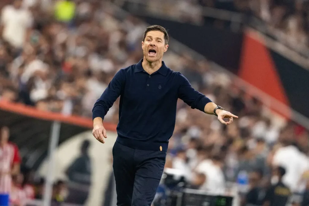 A saída de Xabi Alonso reflete a crise do futebol moderno e do Real Madrid