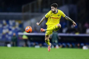 Valencia signs contract with defender Nunez from Celta de Vigo.