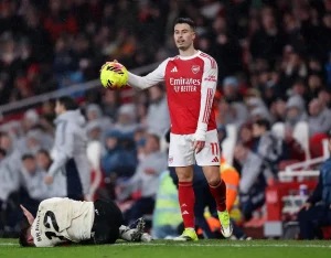 Gabriel Martinelli descobre decisão sobre castigo por empurrão a Conor Bradley