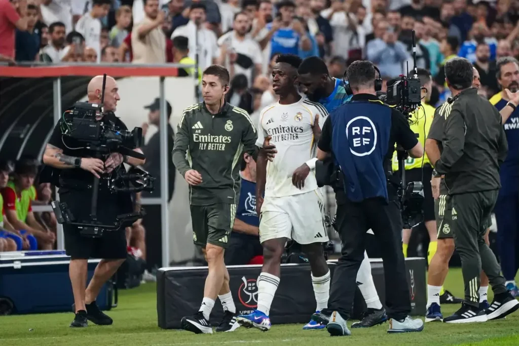 Vinicius Jr provoca Diego Simeone após desentendimento na Supercopa