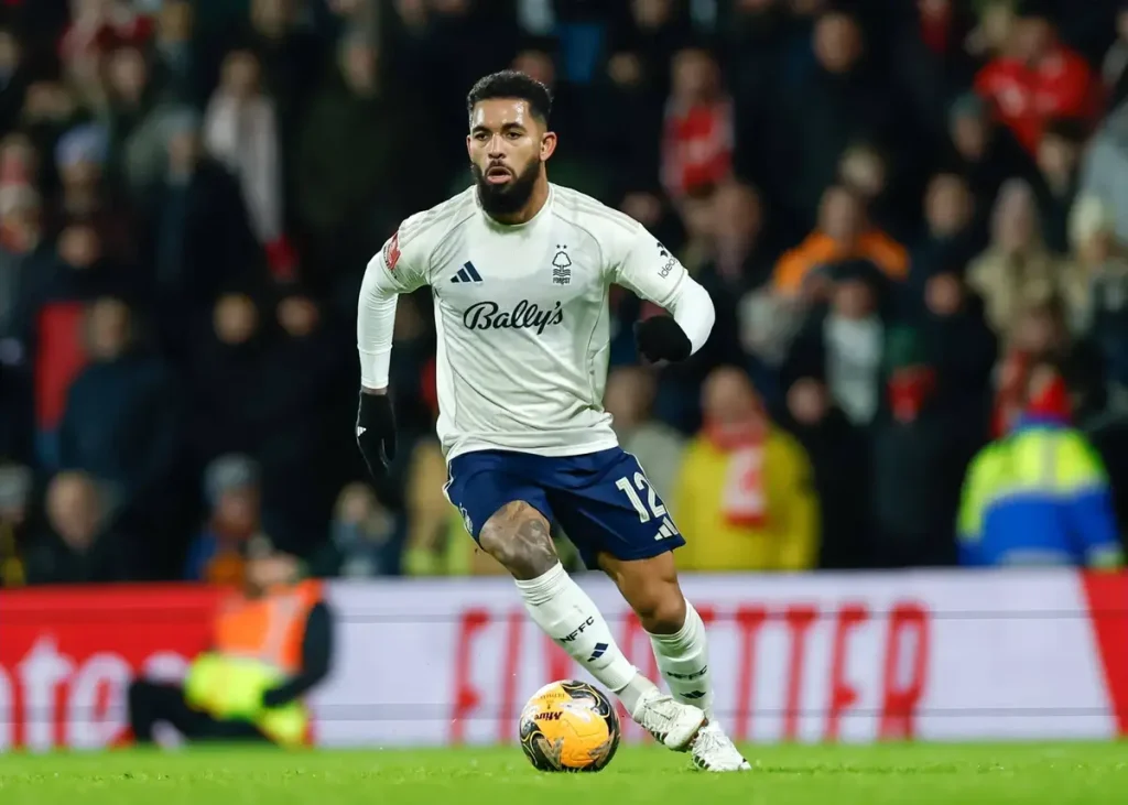 Juventus negoceia com Nottingham Forest para evitar regresso de Douglas Luiz