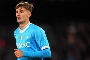 Nápoles exige 35 milhões por Lucca enquanto Benfica tenta negociar preço