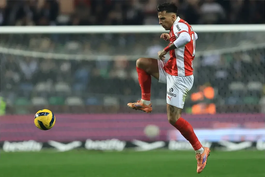 Zalazar brilha e é eleito o melhor médio da liga em dezembro
