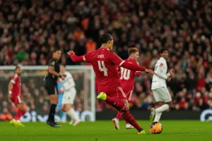 “Liverpool shines and wins against Barnsley with an impressive rout.”