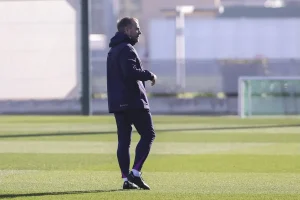 Hansi Flick feliz no Barcelona, mas teme destino de Xabi Alonso no Real Madrid