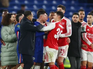 Zubimendi e Fernandes trocam insultos no final do jogo emocionante