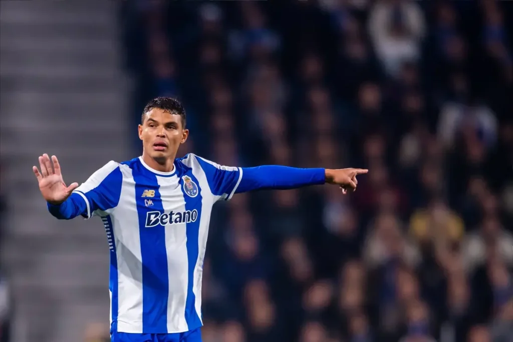 Thiago Silva brilha em clássico e leva FC Porto à vitória
