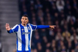 Thiago Silva brilha em clássico e leva FC Porto à vitória
