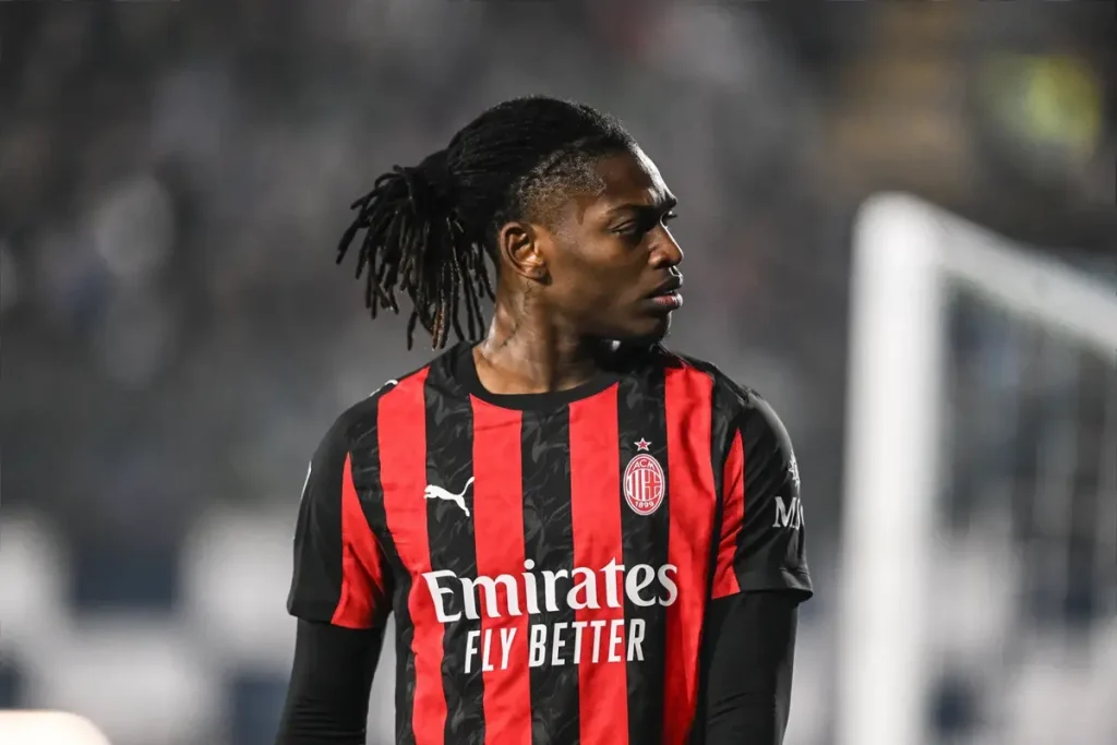 Rafael Leão deixa Nkunku marcar penalti do Milan contra o como a pedido de Allegri