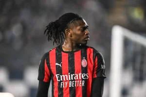 Rafael Leão deixa Nkunku marcar penalti do Milan contra o como a pedido de Allegri