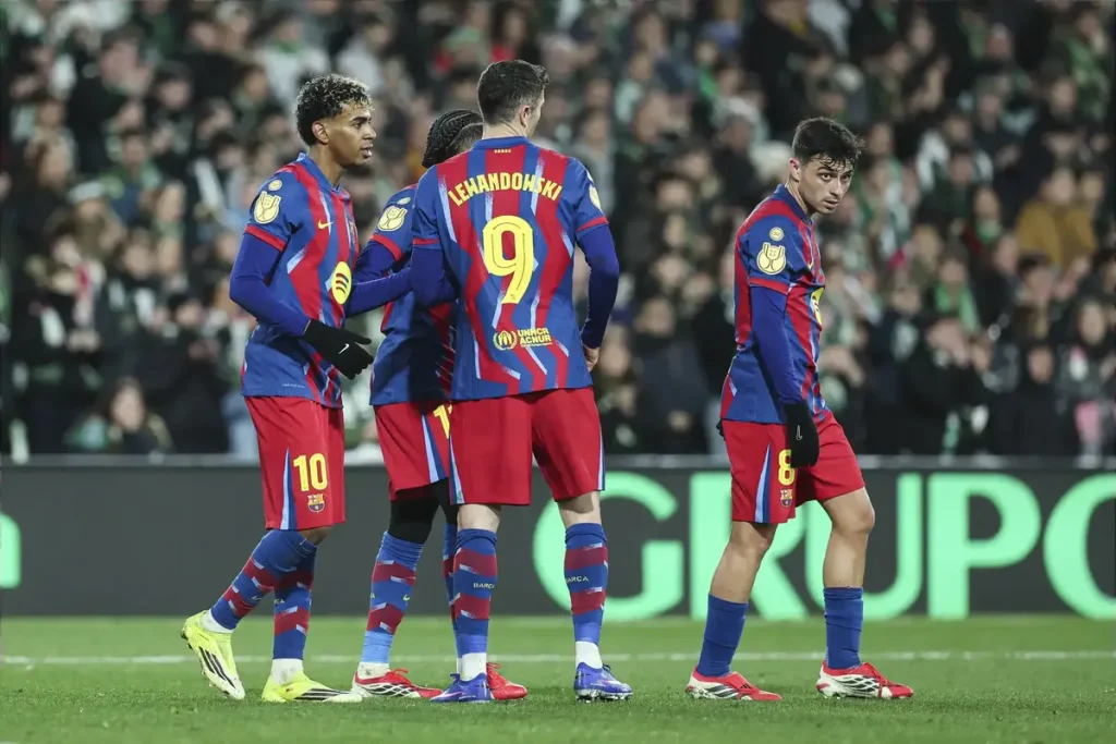 Barcelona advances in the Copa del Rey defense with a narrow victory over Racing Santander.