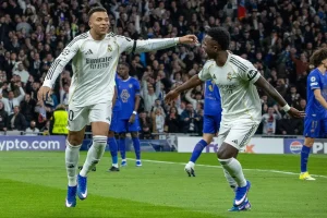“Mbappé pursues historic record in the Champions League with goal against Benfica.”