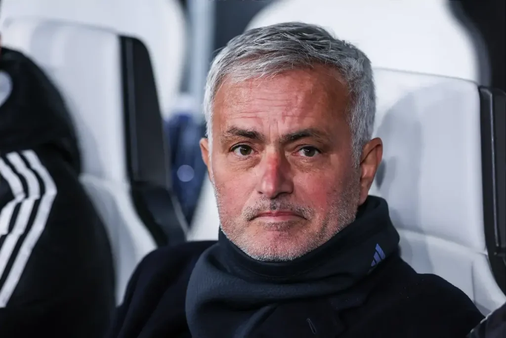 Mourinho surpreende e falta à conferência de antevisão do Benfica