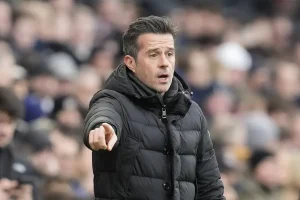 Marco Silva levanta expectativas sobre estreia de Oscar Bobb antes do jogo com o Manchester United