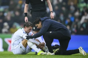 Benfica on alert: Target Resink leaves injured in Groningen match.
