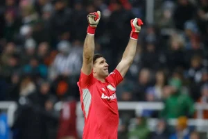 Manchester United can sign Emiliano Martinez for just 40 million euros.