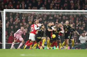 “Arsenal loses to Manchester United and leaves valuable lessons on the field.”