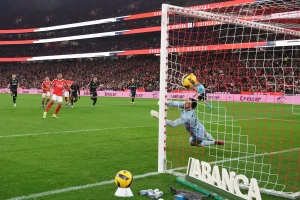 “Pavlidis shines and secures victory for Benfica after failure in Turin.”