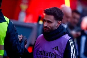 “Rafa receives applause and whistles upon his entrance in Benfica-star.”
