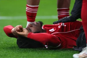 Liverpool enfrenta crise defensiva com nova lesão de Jeremie Frimpong
