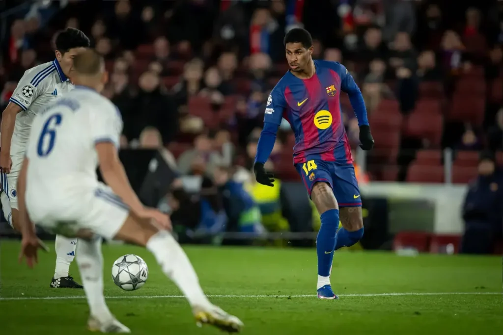“Rashford shines and Barcelona turns the game around to secure the round of 16.”