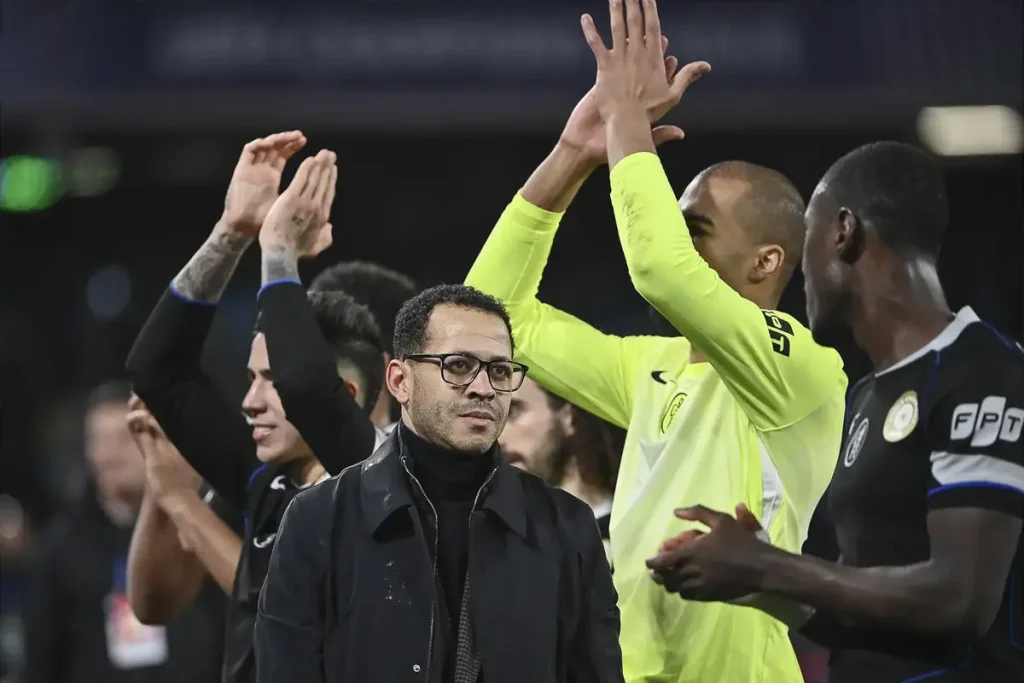 Liam Rosenior envia mensagem a adeptos do Chelsea feridos em nápoles