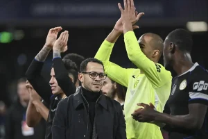 Liam Rosenior envia mensagem a adeptos do Chelsea feridos em nápoles