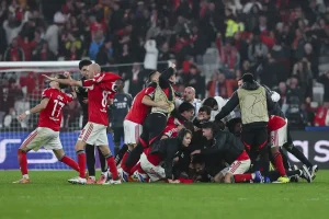 Mourinho em êxtase após guarda-redes do Benfica marcar no último minuto contra o Real Madrid