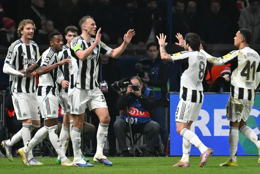 Newcastle draws with PSG and advances to the Champions League playoffs.